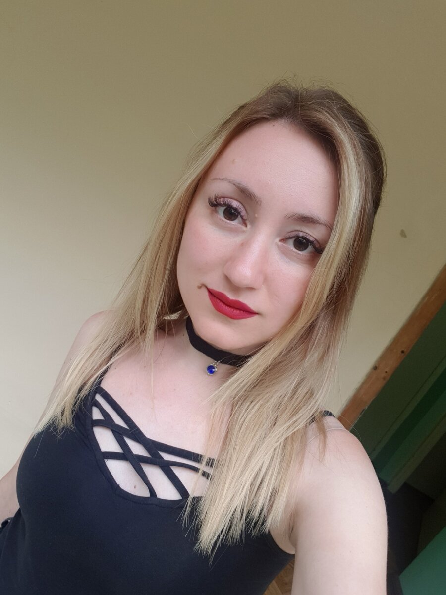 Вот так я выгляжу с нарощенными ресницами. Из макияжа только накрашенные губы.