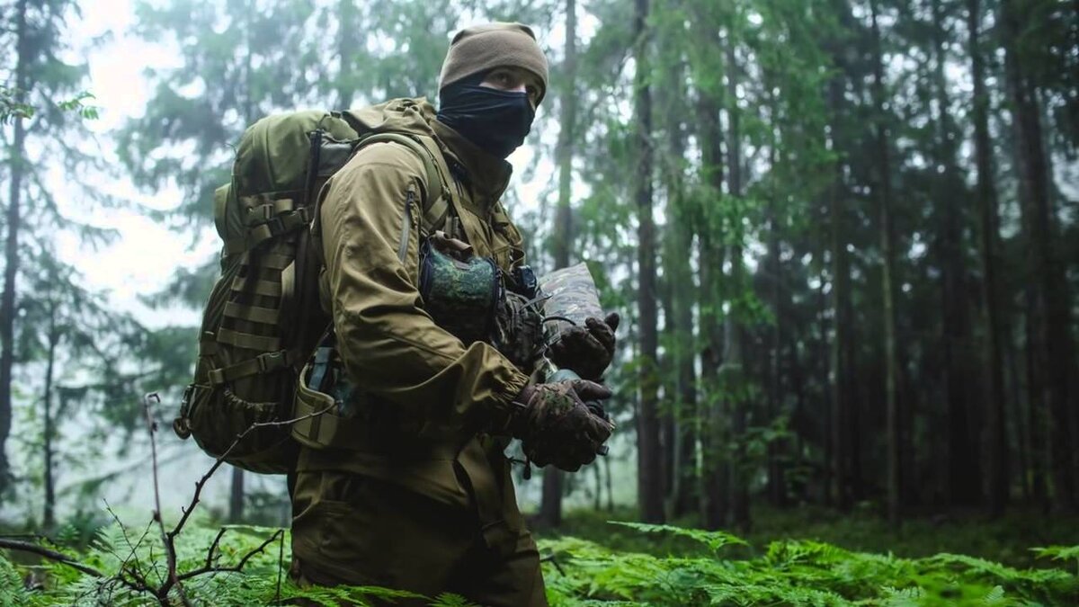 Военные в лесу. Рюкзак спецназа. Одежда для леса. Человек выживший в лесу