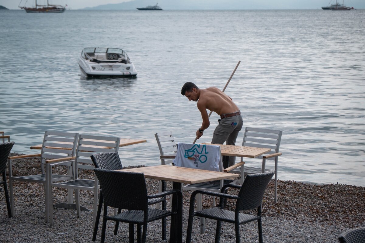 Как предприимчивые турки зарабатывают на бесплатных, городских пляжах. Весьма необычный способ