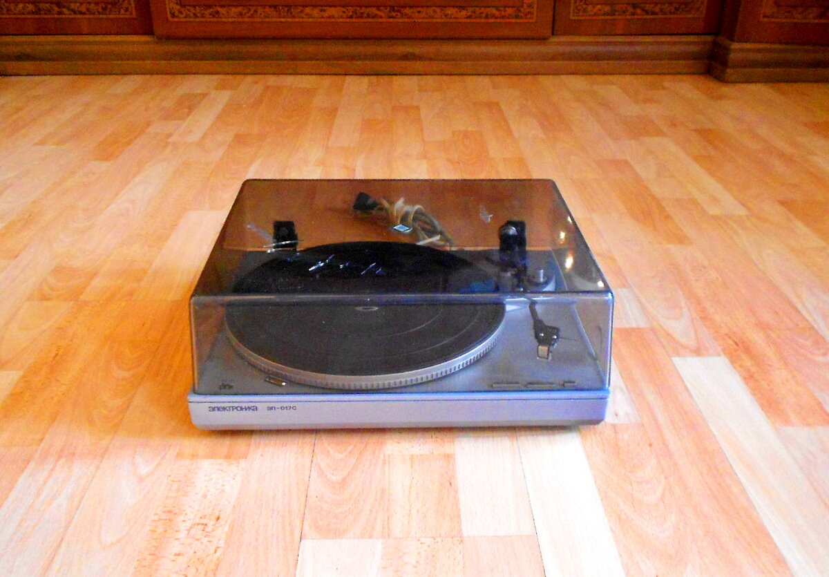 Проигрыватель виниловых грампластинок Электроника ЭП-017-стерео, выпущенный Казанским НПО «Элекон» в 1987 году