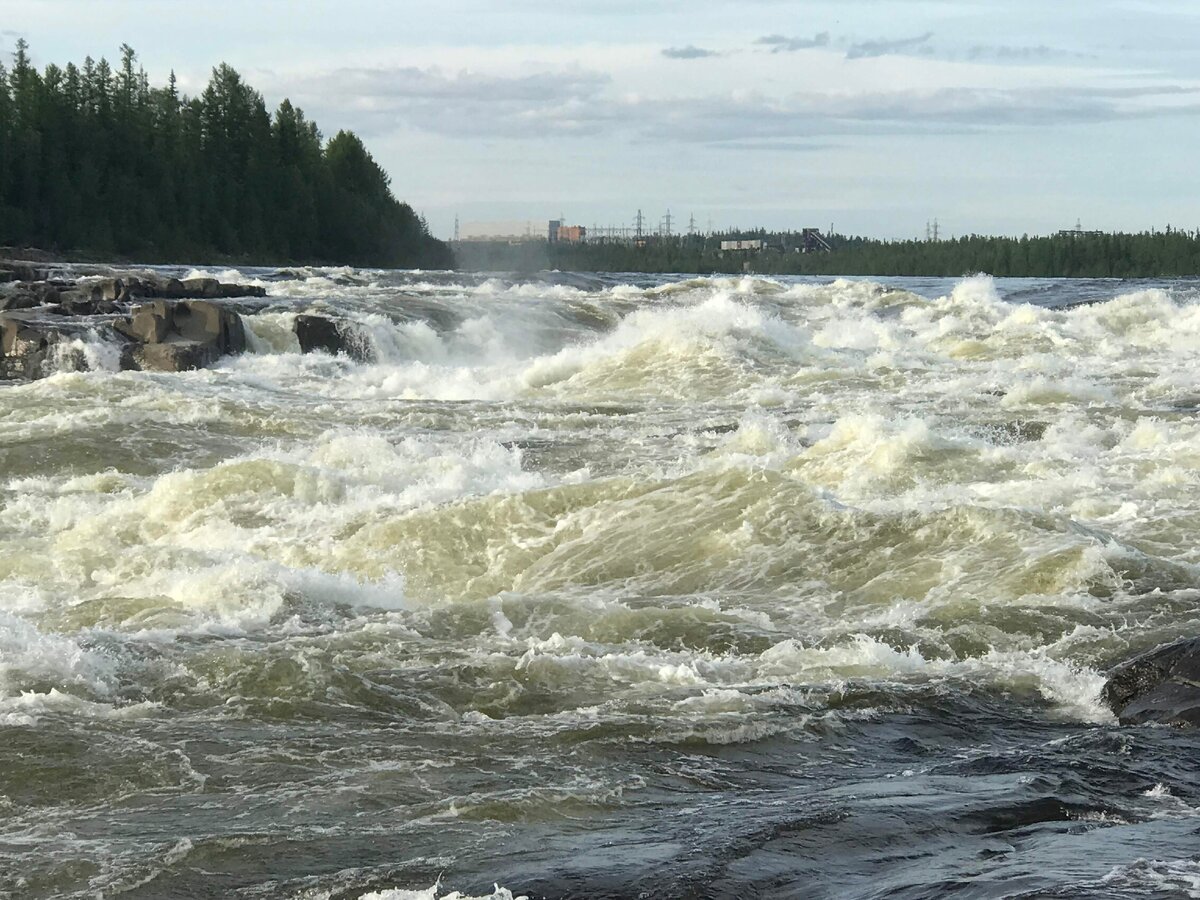 Первый порог реки Курейки... на заднем плане Курейская ГЭС