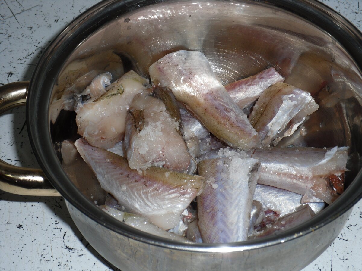 солим порезанную кусочками рыбку