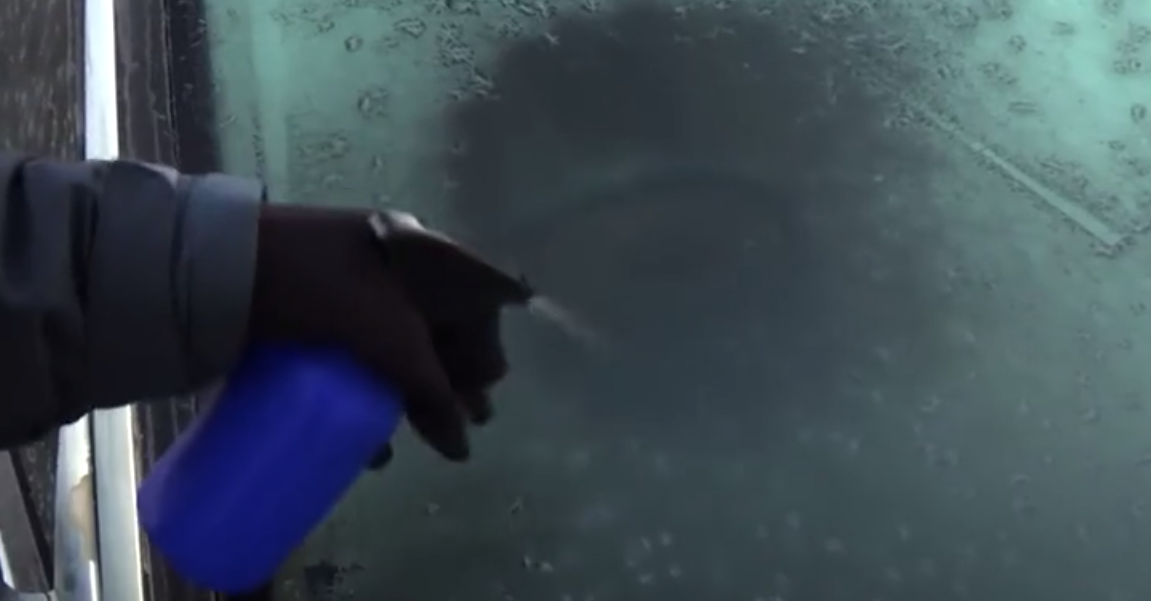 Распылите смесь на лобовое стекло и можно ехать!