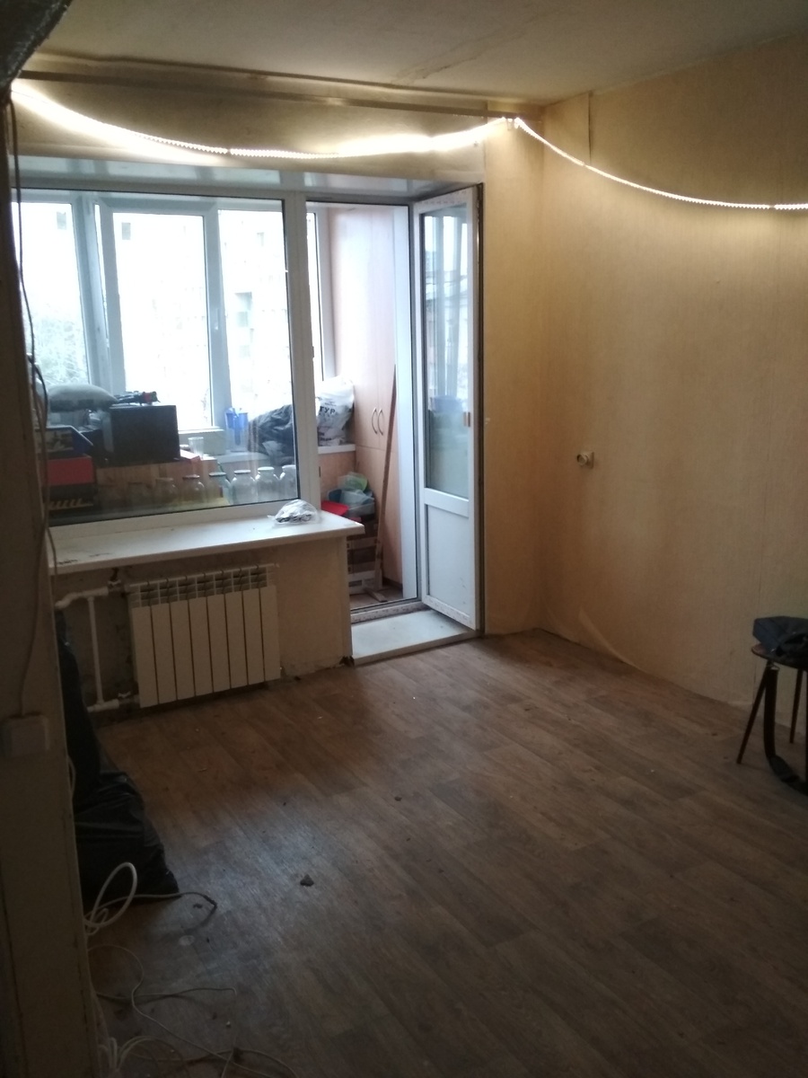 Вид на зал, протекший потолок и диодную ленту, исполняющую роль люстры