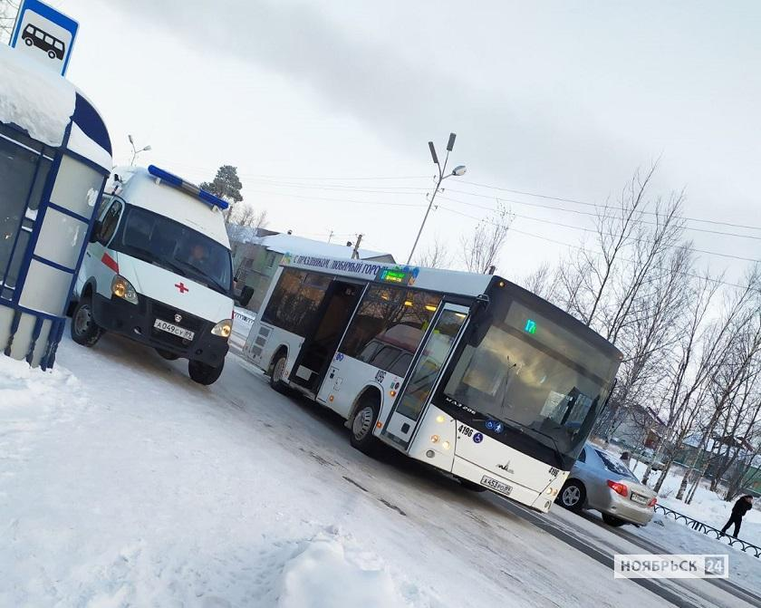 Ноябрьск транспорт. Общественный транспорт Ноябрьска. Автобус Ноябрьск. Городской автобус Ноябрьск. Ноябрьский автобус.