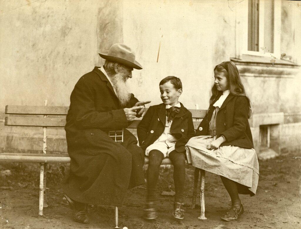 Лев Толстой рассказывает сказку об огурце внукам Соне и Илюше
Владимир Чертков, 1909 год, Московская губ., дер. Крекшино, Государственный музей Л. Н. Толстого.