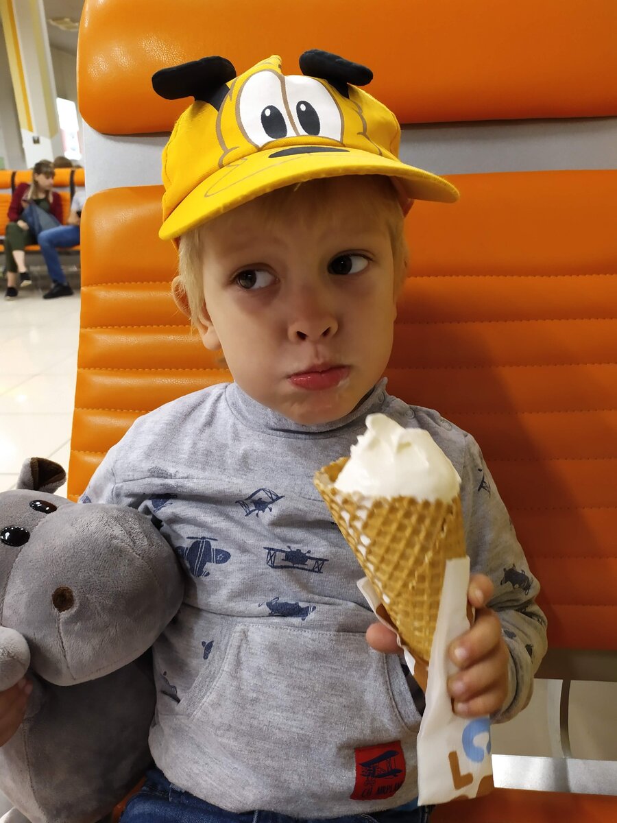 Мороженое мой сын Андрюшка любит и готов есть его килограммами