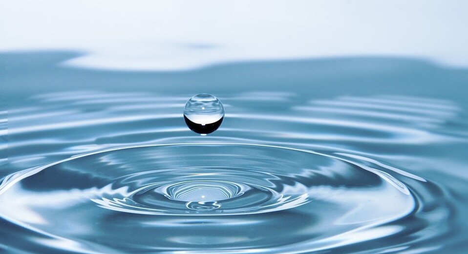 Жесткая вода — одна из частых проблем как для владельцев домов и квартир, так и для собственников бизнеса и производств. Избавить воду от солей жесткости помогает фильтр умягчитель.