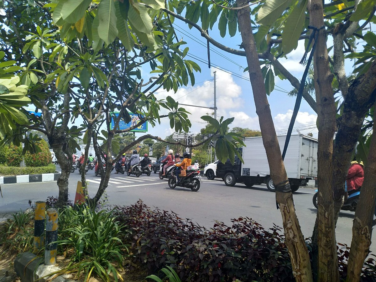 Перекресток в Джимбаране. Рой мотоциклистов