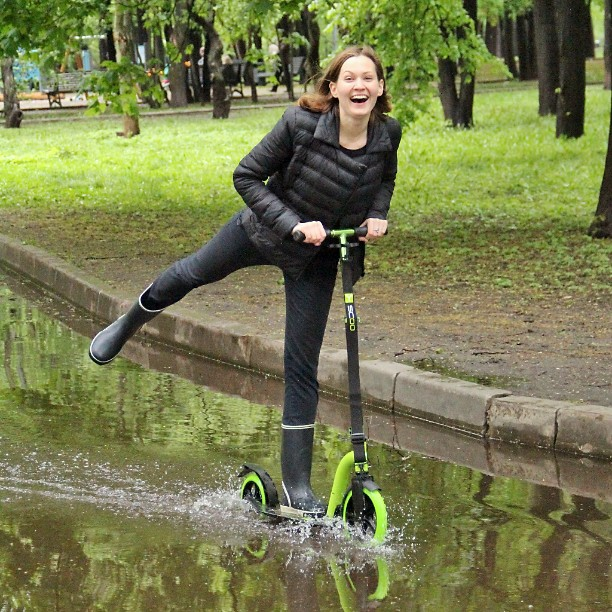 Электросамокат по луже. Кататься на самокате. Самокат в луже. Самокат в реке.