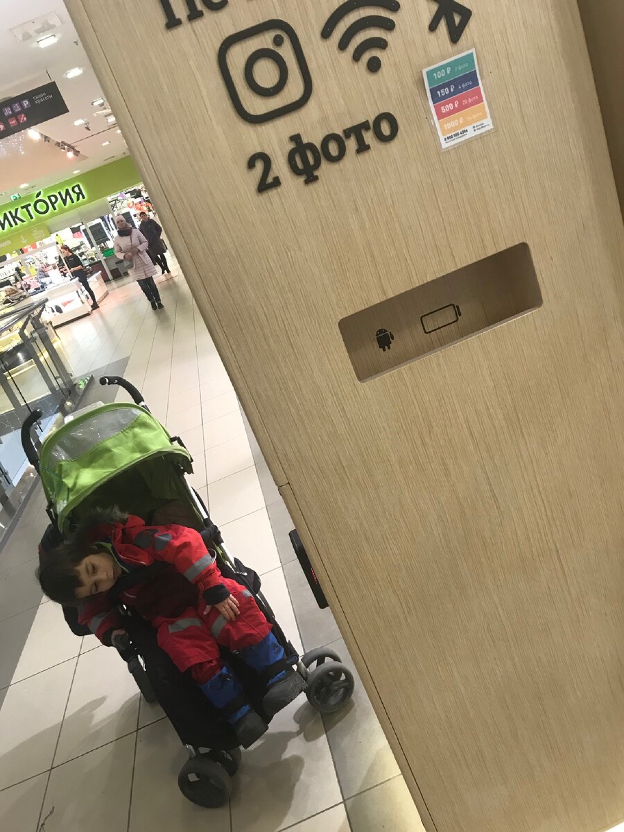 Это Игнатец ждёт, пока я распечатаю фотки )