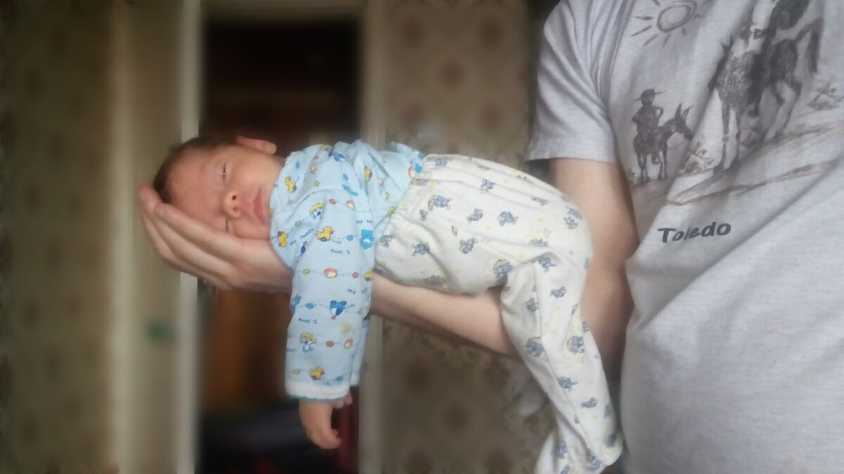 на папиной руке