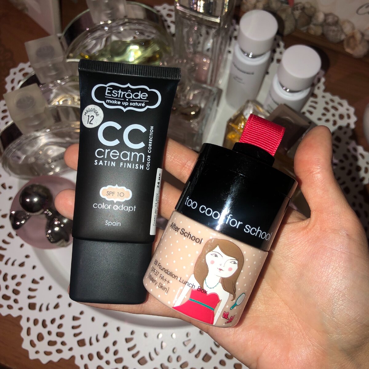 У меня есть два любимых тональных средства, про CC cream от Estrâde я Вам уже подробно рассказывала (Идеальный для меня тон, легко наносится, перекрывает хорошо покраснения и практически не ощущается, подойдет обладательницам как сухой, так и комбинированной коже, а вот жирной скорее всего нет, но если вы любите сияющую кожу, то смело обращайтесь к нему). А второй тон - это Too Cool For School, BB Foundation Lunch Box, SPF 37. Хороший и сияющий, перекрывает менее, чем первый, но светится намного больше. Если хотите, то я расскажу Вам о нем подробнее 💕