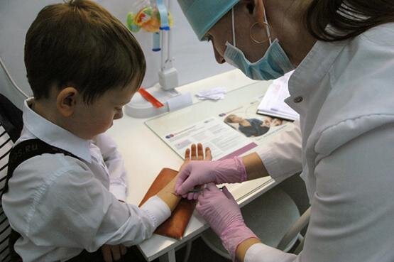 Мальчику ставят Манту.Фото Яндекс.Картинки