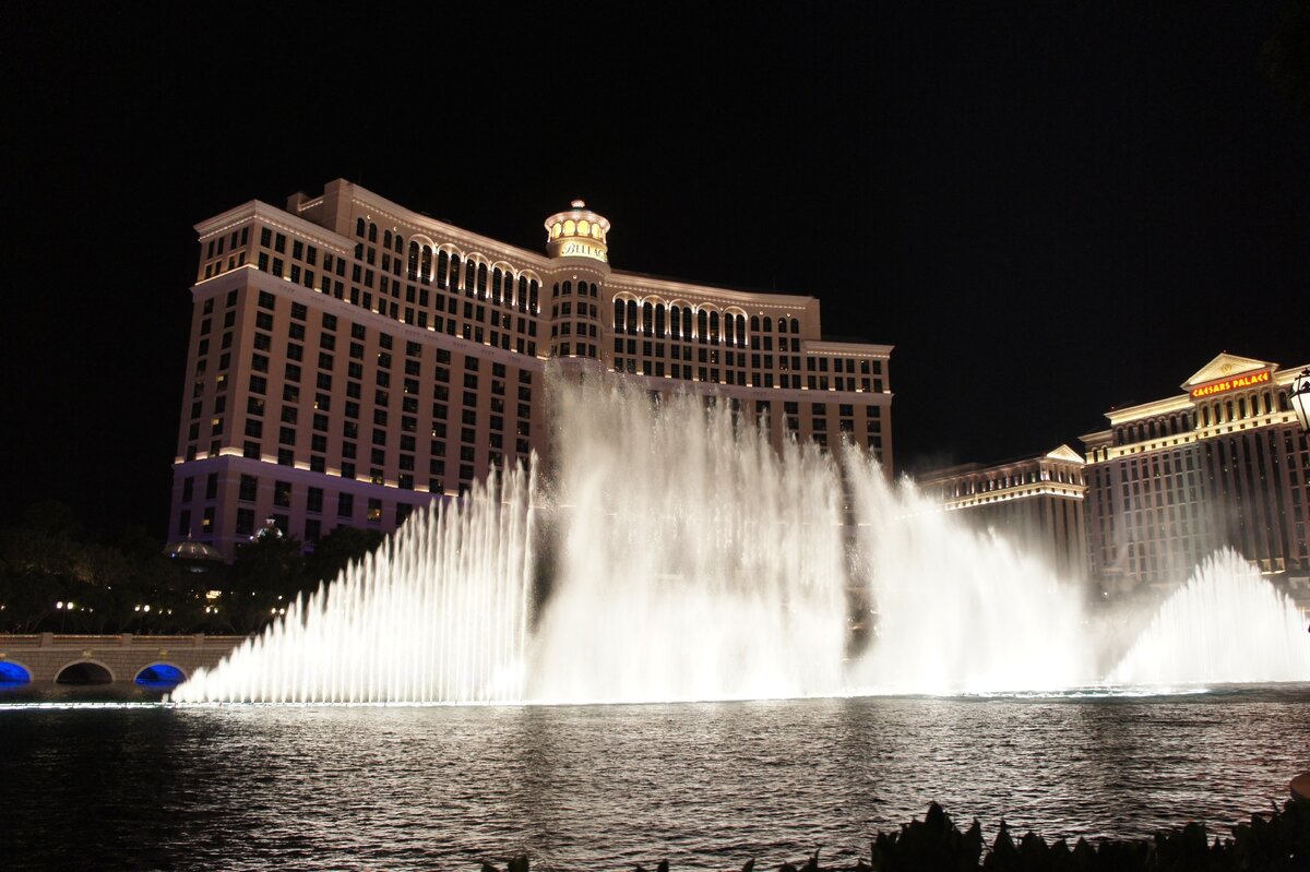 Этот вид - визитная карточка города. Справа от него №2 этого списка, слева (его не видно) №3. Листайте галерею вправо --->