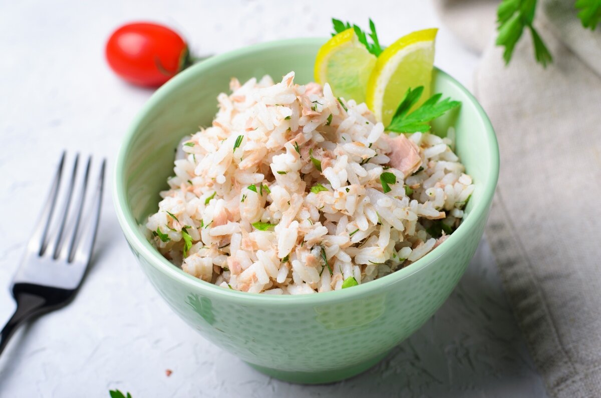 Рис с тунцом и яйцом. Рис с тунцом. Салат с тунцом и рисом. Рис с тунцом консервированным. Салат с тунцом и рисом.