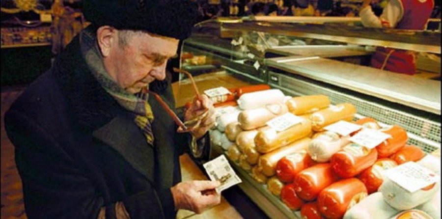 Фото. Пенсионер за покупками.
