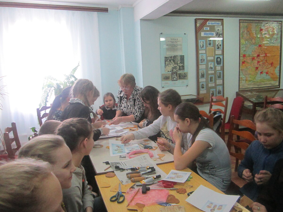 На занятиях с берестой.