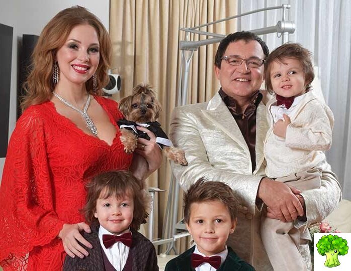 Дибров со своей семьей. Фото взято из открытого источника "Яндекс.Картинки" 