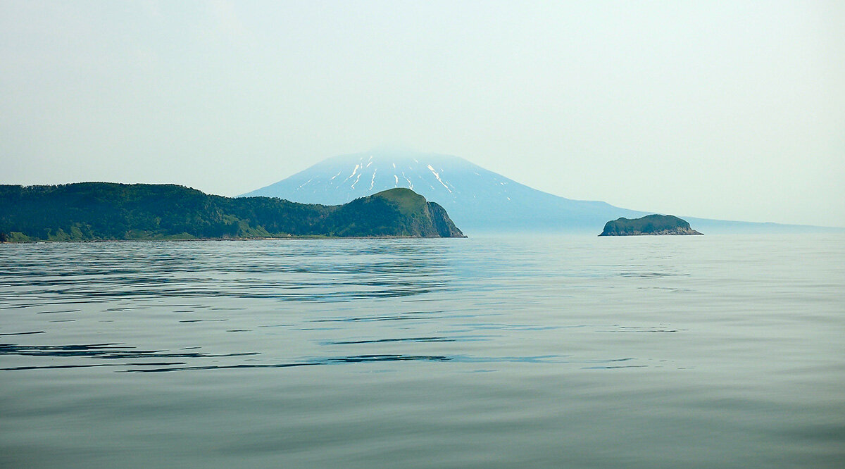 Тихий океан, вид на восточное побережье Кунашира и вулкан Тятю
