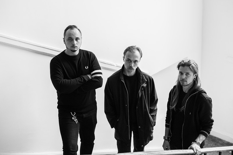 Егор Шкутко (в центре) - Вокал; Роман Комогорцев (слева) - Гитара, синтезатор, драм-машина, микширование, запись, мастеринг; Павел Козлов (справа) - Бас, синтезатор. 
