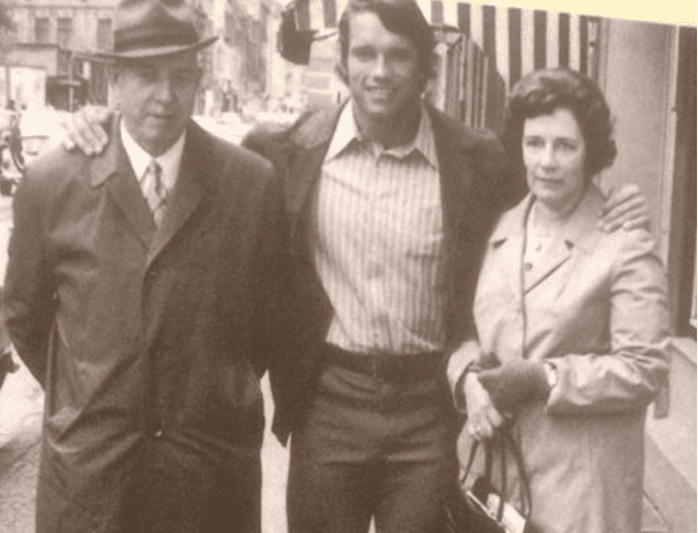 Арнольд с родителями - Густавом и Аурелией Шварценеггерами в 1972 году