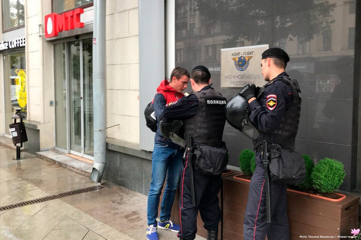 Москва проверяют телефоны. Полиция проверяет документы. Полиция в метро проверяет. Проверка документов полицией. Полицейский остановил человека.