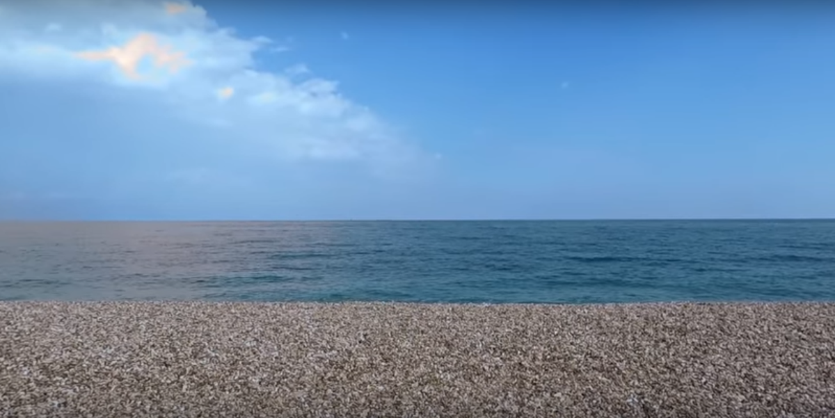 На пляже пусто. Но красиво!