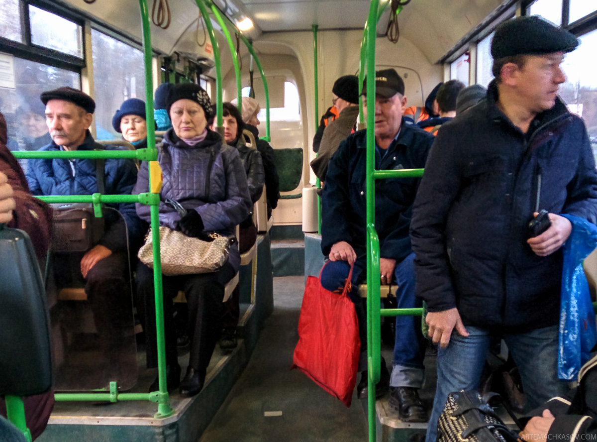 Общественный транспорт вконтакте. Люди в автобусе. Пассажиры в автобусе. Автобус внутри с людьми. Пассажиры общественного транспорта.