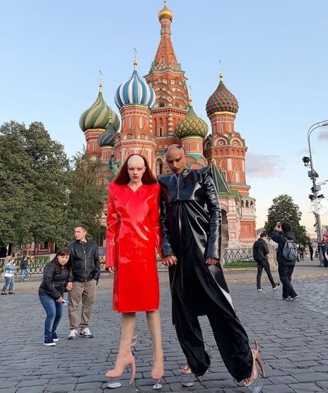  Обратите внимание на реакцию женщины сзади Взято с сайта instagram.com