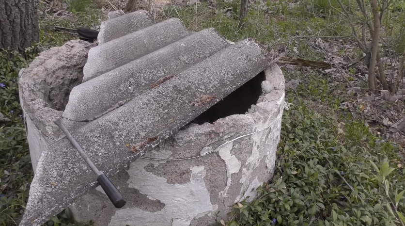 Вот он, обветшалый, забытый всеми колодец... 