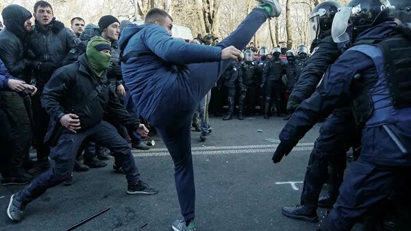 В Киеве оппозиция снова дерется с полицией и бросается камнями. В Раде депутаты устроили очередную стычку. На сей раз все происходит из-за отмены моратория на продажу земли. Открытие рынка сельхозугодий несет стране различные бедствия, заявляют противники реформы. Оппоненты президента Владимира Зеленского напоминают, что он обещал принимать решения по самым важным вопросам только после референдума. Вопрос земли — как раз тот случай, считают они, а глава государства им солгал.