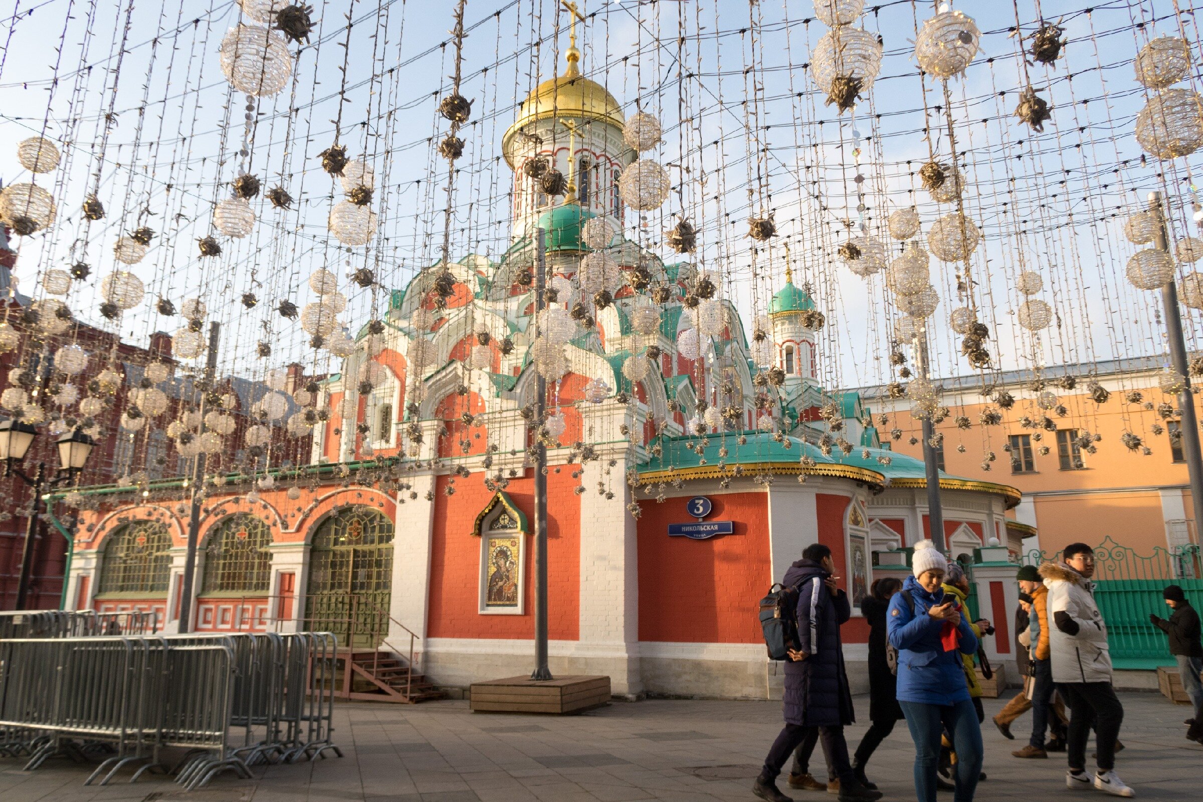 Нелепый зелёный забор в самом центре Москвы сильно выделяется из общей картины на сверкающей улице Никольской