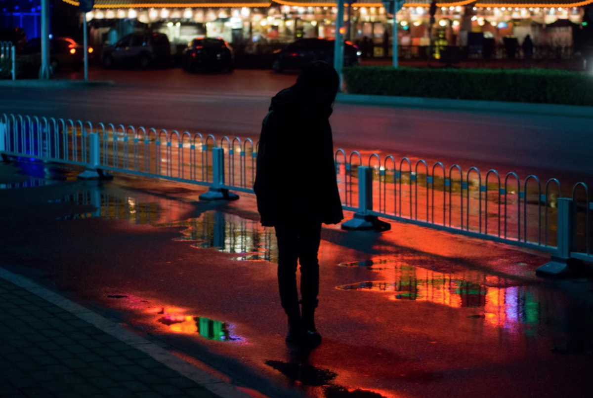 ночная фотосессия на улице. влюбленные ночью в городе. парень ночью на улице. парень с девушкой ночью. парень и девушка гуляют ночью.