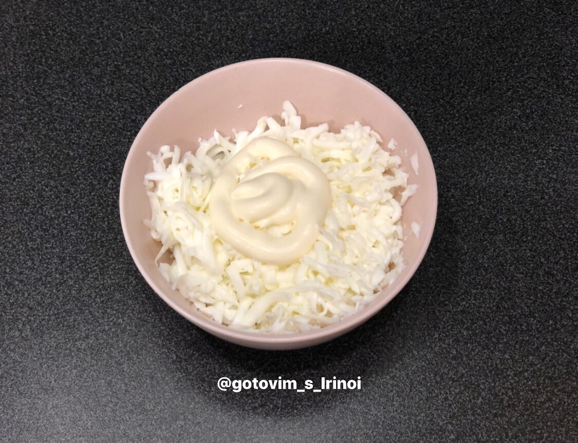 Закусочный торт-салат из крекеров, с рыбными консервами