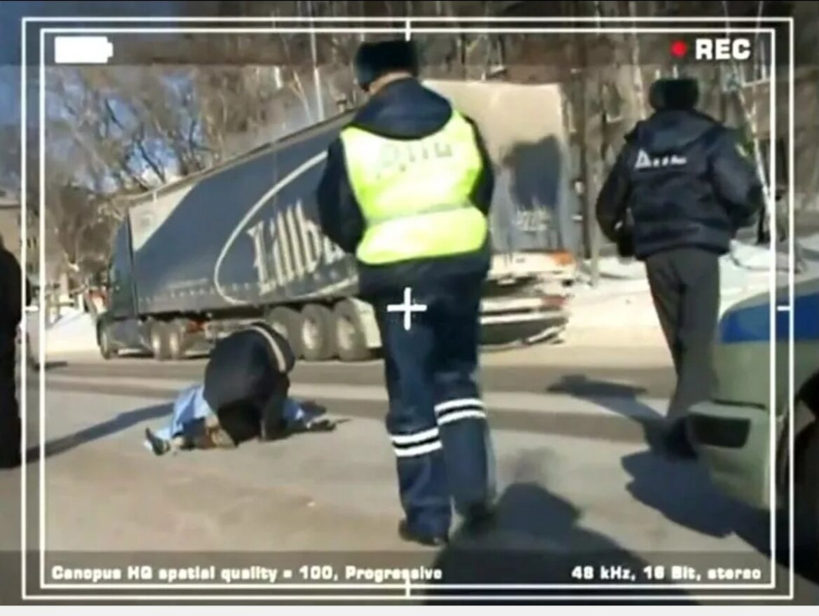 Родитель плачет над убитым на дороге ребенком. Фото из кадров фильма в общем доступе