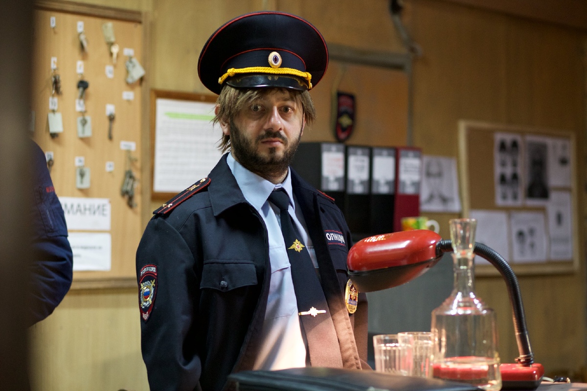 Александр Родионович Бородач/ Михаил Галустян в полицейской форме.