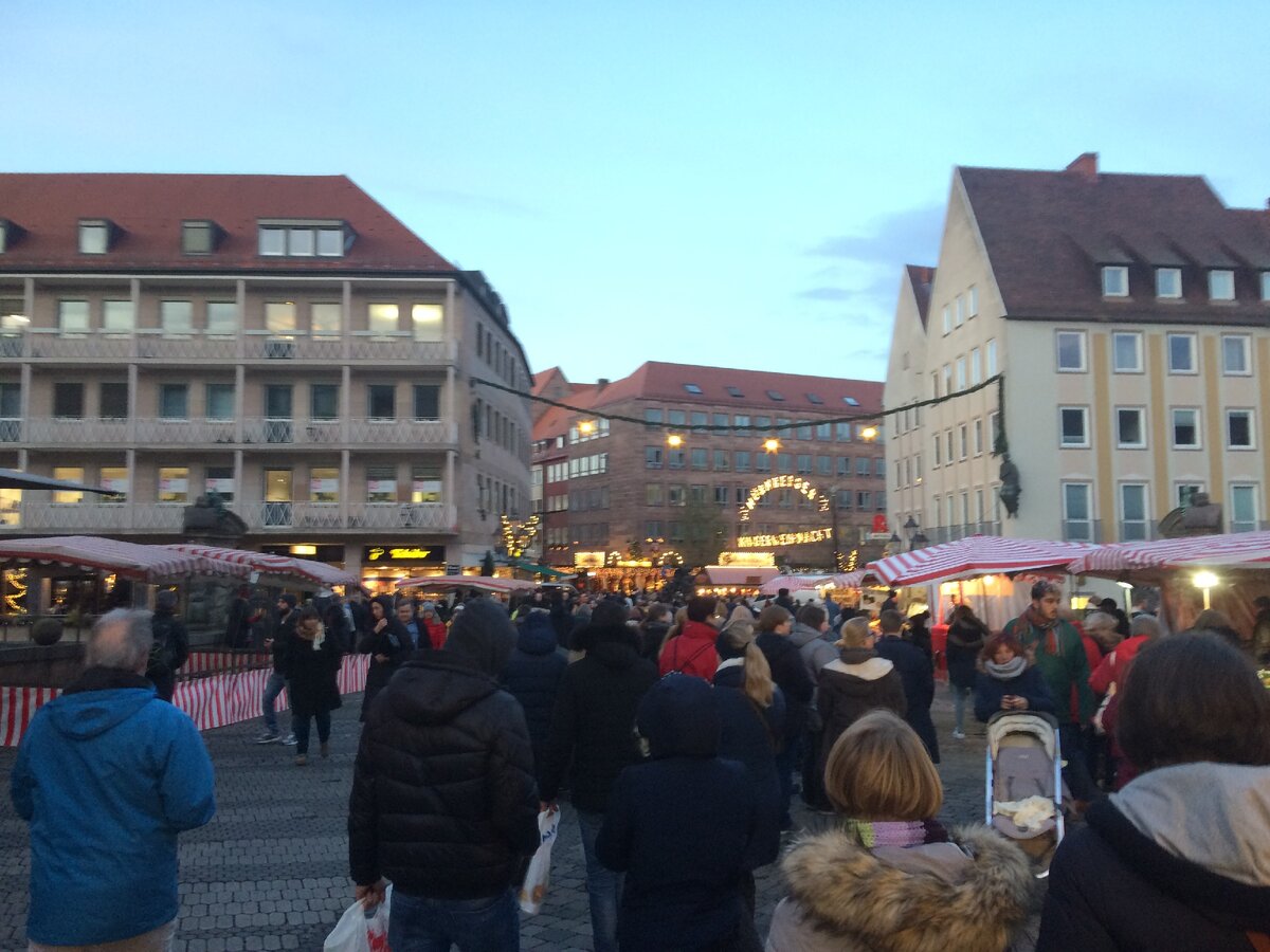 Вот так мы шли за толпой. Рождественские палатки во всем городе имеют одно оформление. Фото Александры Кудрявцевой