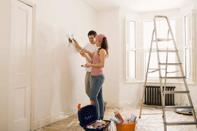  В том случае, если ремонт в квартире выполняется  поэтапно в каждой комнате, то начинайте с самого дальнего помещения, а заканчивайте коридором.  
      