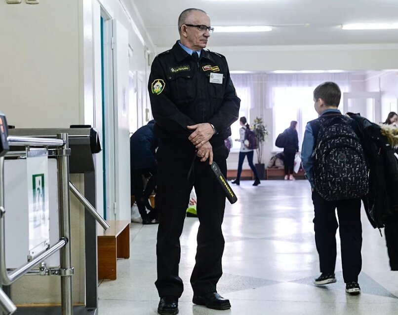 Как правило, охранники в школах уже в возрасте. Для многих это последнее место работы перед окончательным выходом на пенсию (фото - rbc.ru)