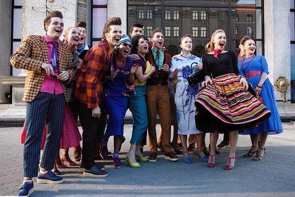 к/ф "Стиляги" 2008 г. В первую очередь трансляция новой жизни – это одежда.  