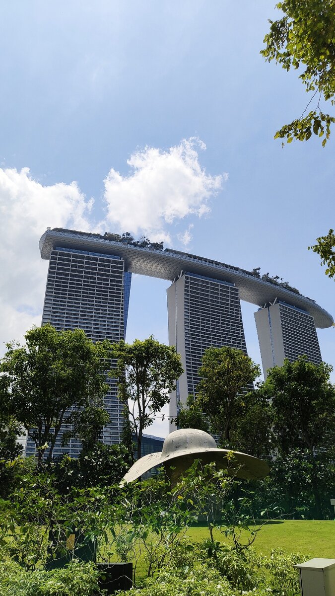 Сингапур - вид на самый известный отель в стране Marina Bay Sands