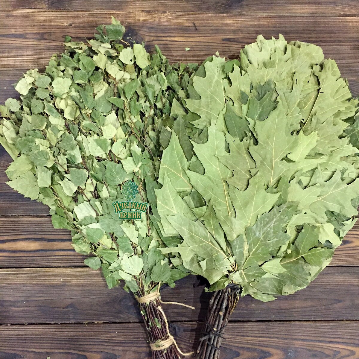 Березовый веник (справа), веник из канадского(красного) дуба (слева).