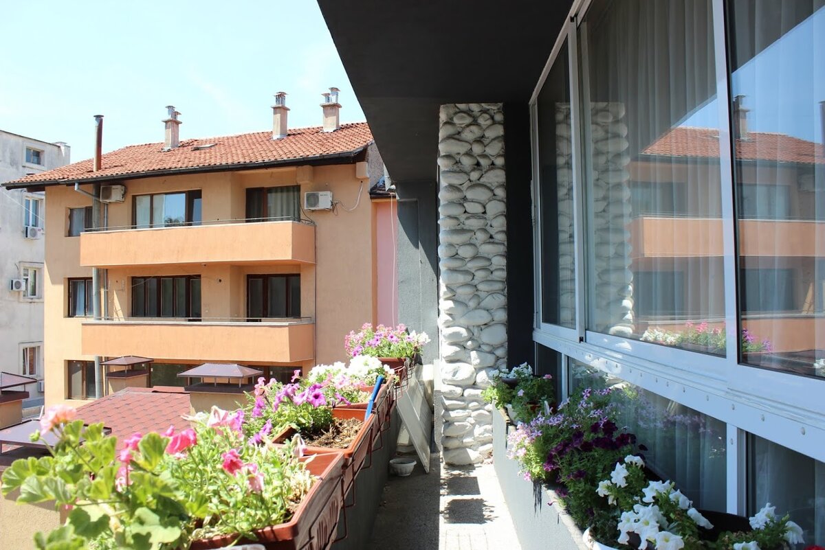 Мои цветы на террасе в первой квартире здесь. Когда обзаводишься ими - нужно отдавать себе отчет, что воду ты будешь брать у себя по счетчикам. Некоторые небольшие дома делают специальные краны для полива территории и балконного озеленения, но это случается очень редко - и при очень хороших добрососедских отношениях. Фото из личного архива