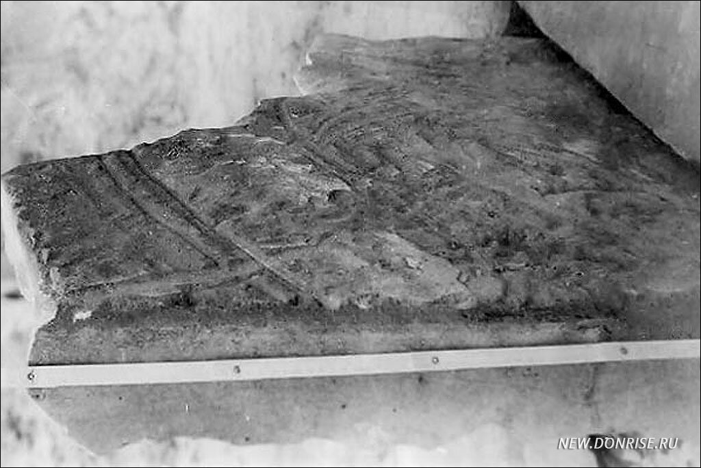 Оборотная сторона плиты с бороздами. Фото из архива М.И. Крайсветного
