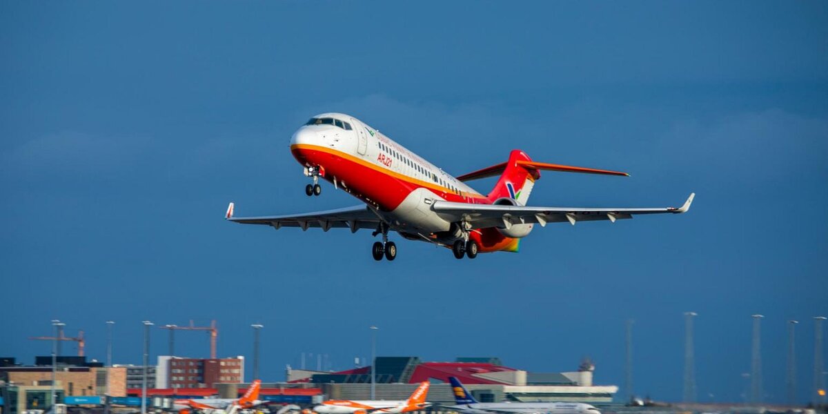 COMAC ARJ21-700 в ливрее производителя