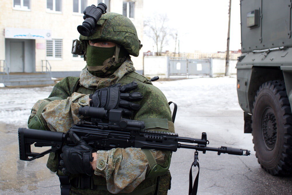 Итак, начнем. Попросим попозировать представителя бригады разведки. Его лицо нельзя показывать, балаклава, кстати, входит в комплект