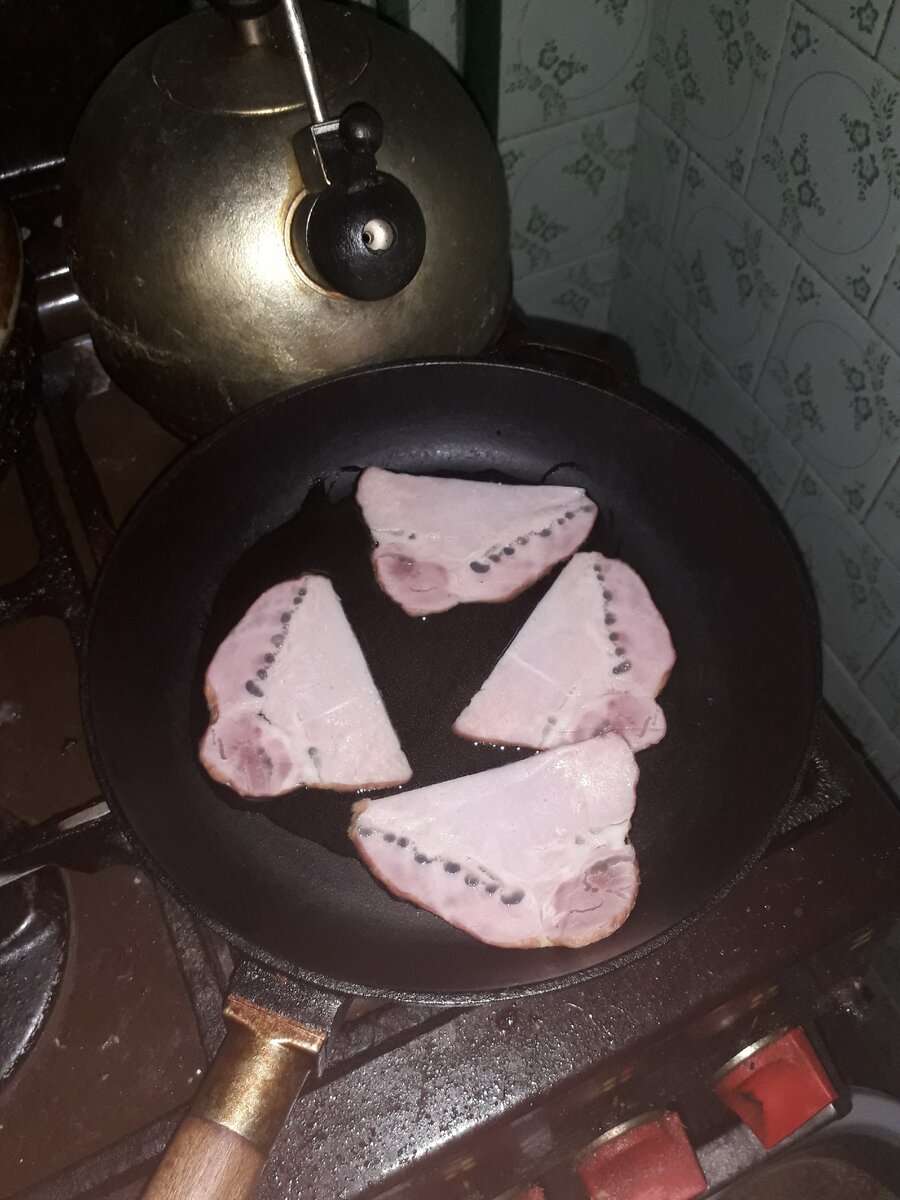 Поджариваю бекон на сковороде