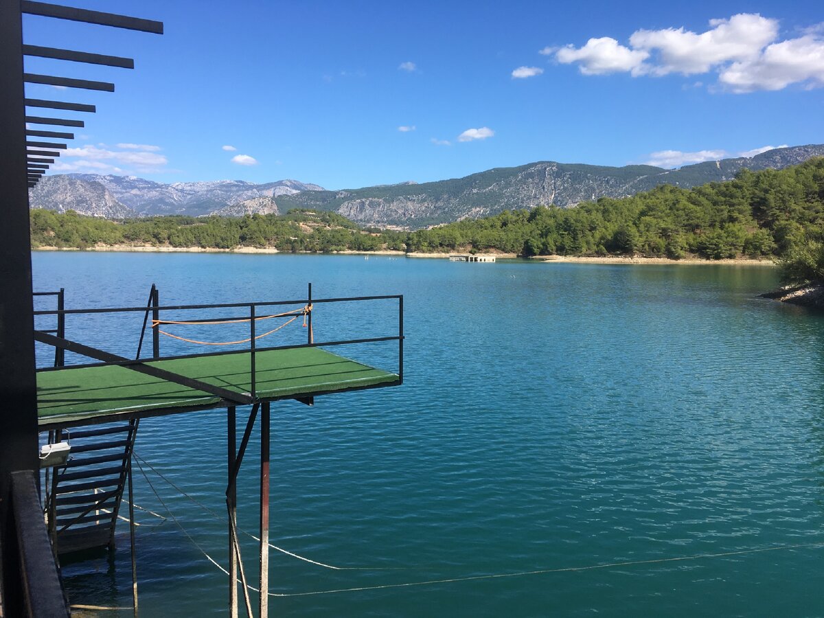 Вдалеке можно увидеть одну из затопленный крыш 