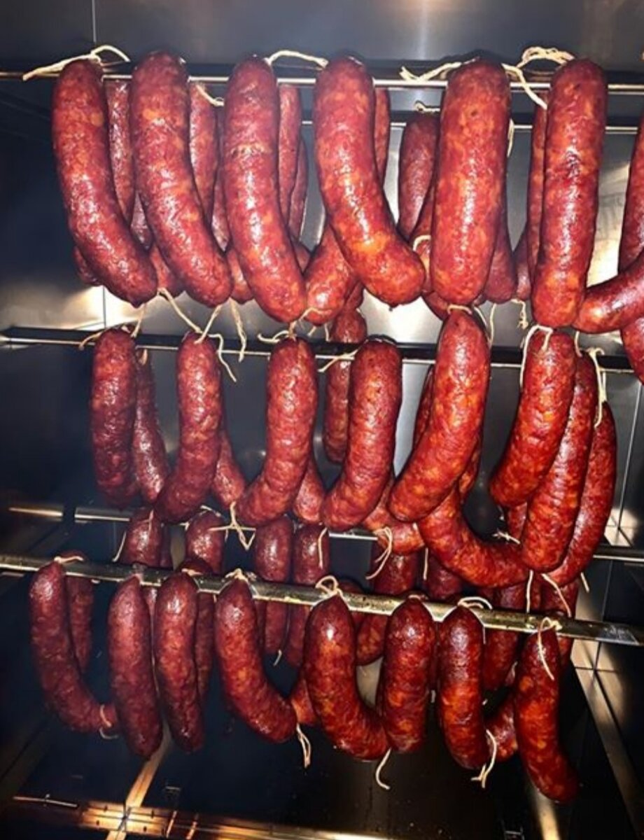 Ингредиенты:

5 кг плеча
4 кг грудинки 
1 кг говядины на муфту 
1 литр ледяной воды
свиной кишечник vel. 30/32
специи чоризо пряный (Herold. CZ)
соль
